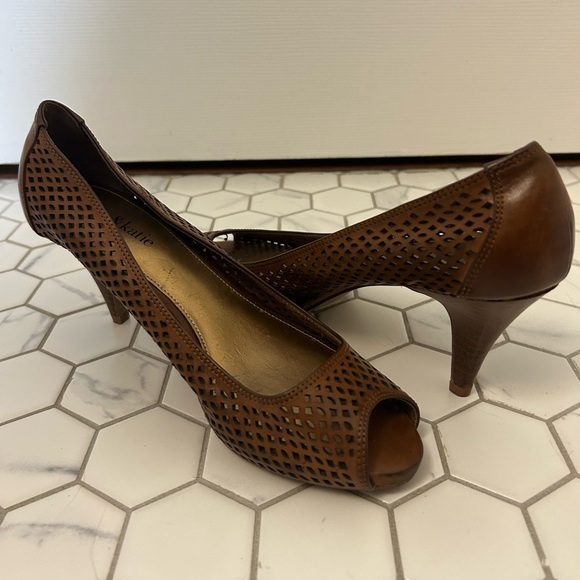 Kelly & Katie Brown Peep-Toe Pumps with Cut Out Designs, Sz 7 - Picture 4 of 6
